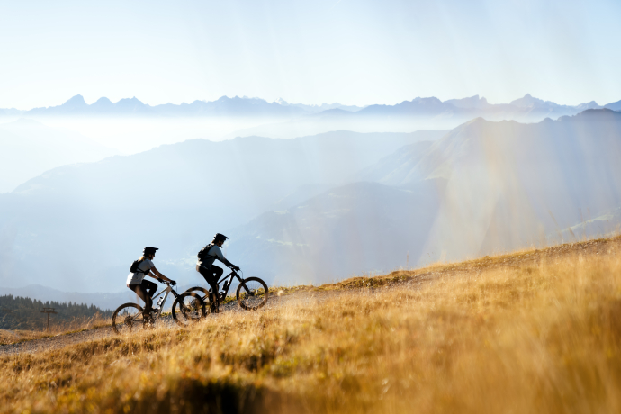 Mountainbiker in der Landschaft in Laax