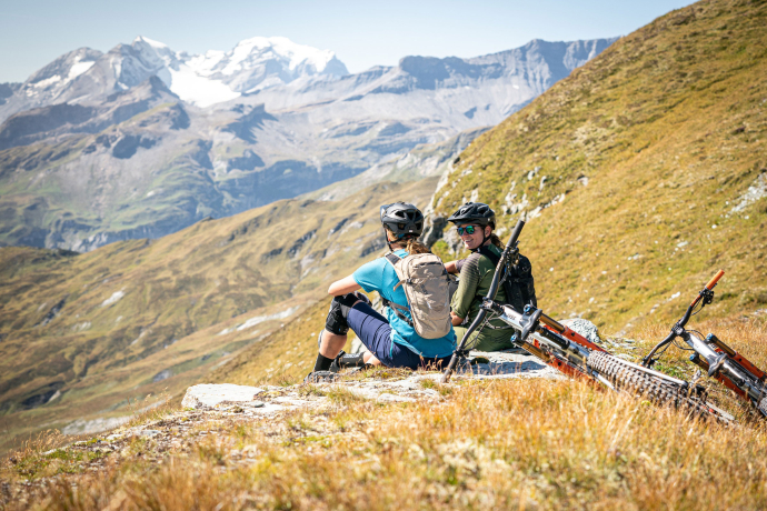 Zwei Mountainbiker schauen in die Landschaft auf dem Crap Masegn Trail in Laax