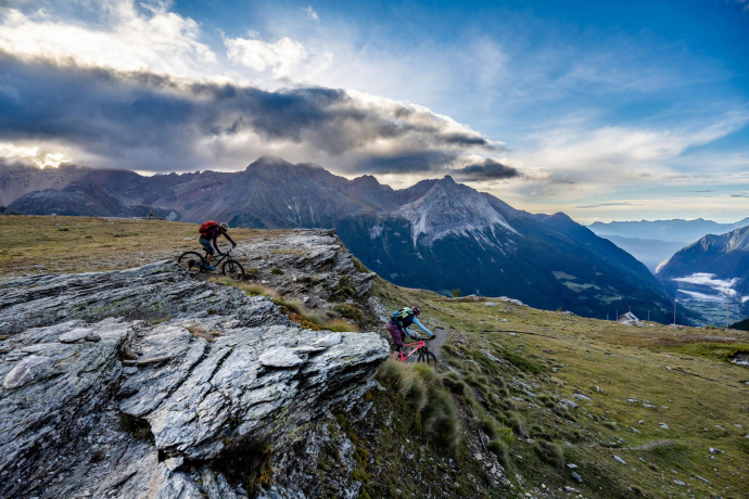 Zwei Mountainbiker geniessen die Abfahrt