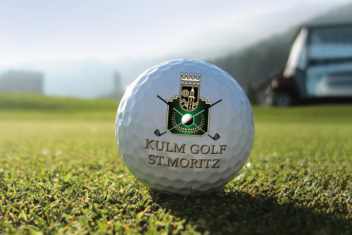 Nahaufnahme eines Golfball des Kulm Golf St. Moritz
