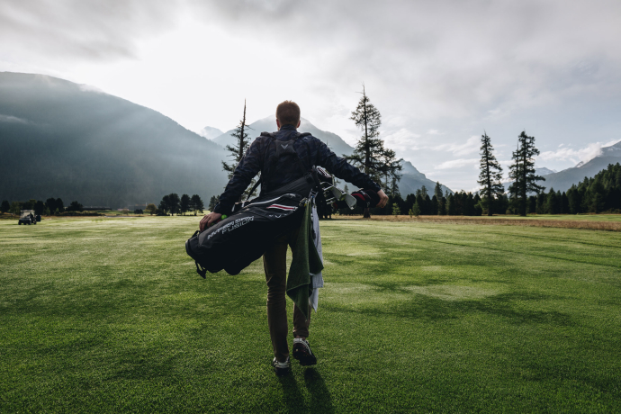 Ein Golfer läuft über den Golfplatz Samedan
