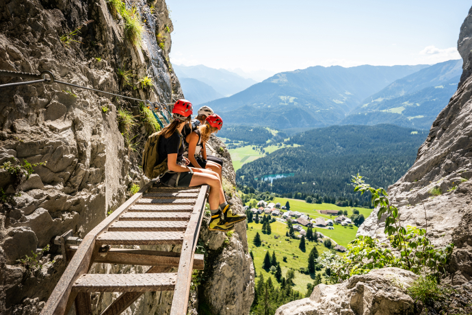 Der Klettersteig Pinut in Flims zählt zu den historischsten und aussichtsreichsten Klettersteigen der Schweiz (Foto: © Flims Laax Falera / Philipp Ruggli) Eine Gruppe geniesst die Aussicht vom Klettersteig Pinut in Flims