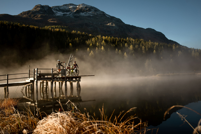 Eine Familie auf einer Mountainbike Tour