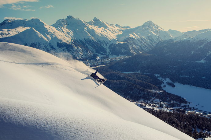 Ein Freerider oberhalb von St. Moritz im Engadin