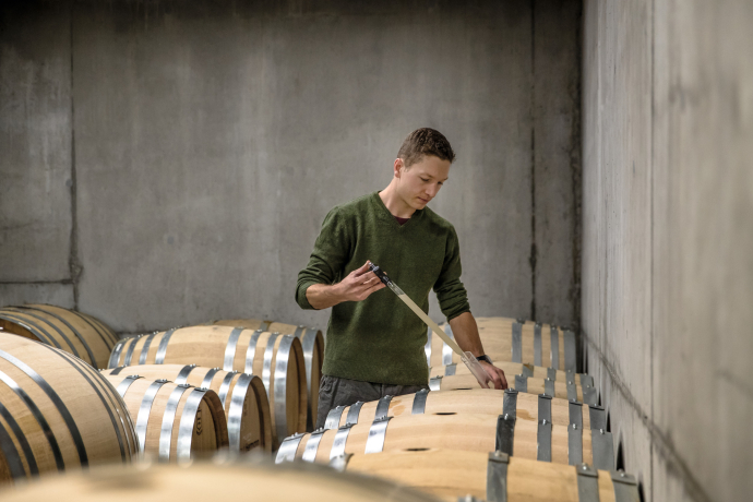 «Rookie des Jahres 2017»: nach seiner Lehre zum Winzer, mehreren Praktika im Ausland und der Ausbildung zum Weintechniker hat Roman Hermann 2017 das Weingut seiner Eltern in Fläsch übernommen (Foto: © Schweiz Tourismus / Tina Sturzenegger) Winzer Roman Hermann bei der Arbeit