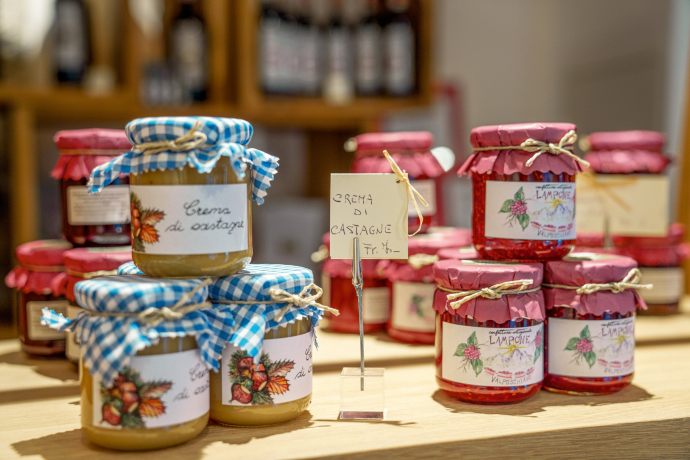 Bereit für den Verkauf: Himbeerkonfitüre und Kastaniencrème aus der Valposchiavo (Foto: © Schweiz Tourismus / André Meier) Himbeerkonfitüre und Kastaniencrème aus der Valposchiavo