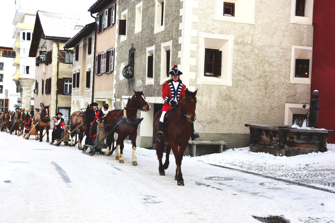 Schlitteda (Foto:© Susanne Bonaca) Oberengadiner Brauch Schlitteda