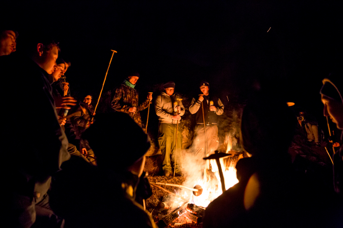 Trer Schibettas (Foto:© Surselva Tourismus AG) Anglühen der Holzscheiben am Lagerfeuer