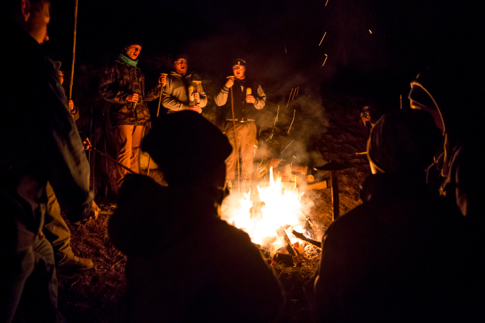 Trer Schibettas (Foto:© Surselva Tourismus AG) Anglühen der Holzscheiben am Lagerfeuer