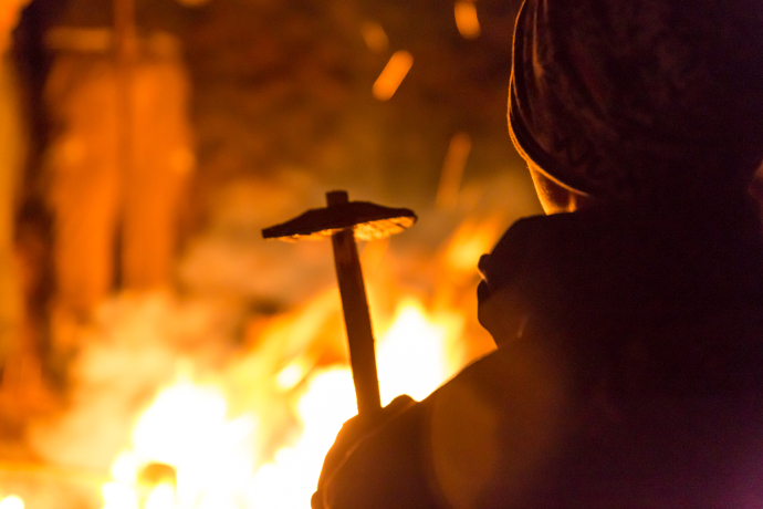 Trer Schibettas (Foto:© Surselva Tourismus AG) Anglühen der Holzscheiben am Lagerfeuer