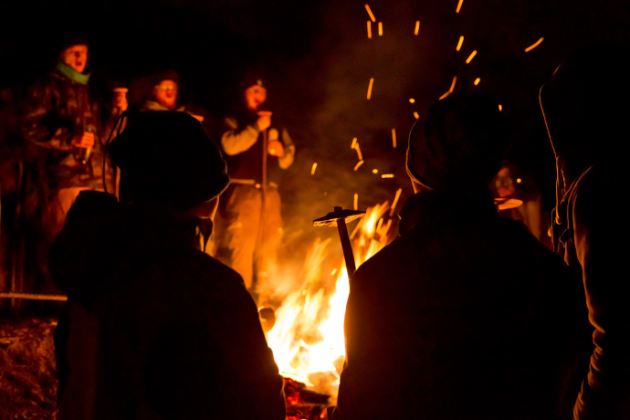 Trer Schibettas (Foto:© Surselva Tourismus AG) Anglühen der Holzscheiben am Lagerfeuer