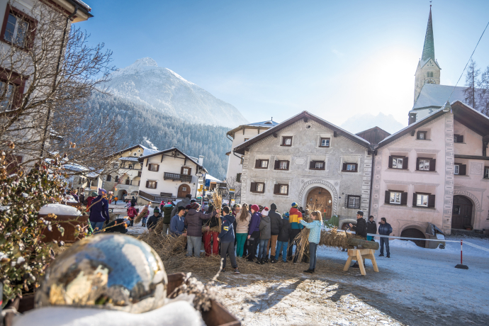 Hom Strom (Foto:© Dominik Täuber) Herstellung des Hom Strom auf dem Dorfplatz Scuol