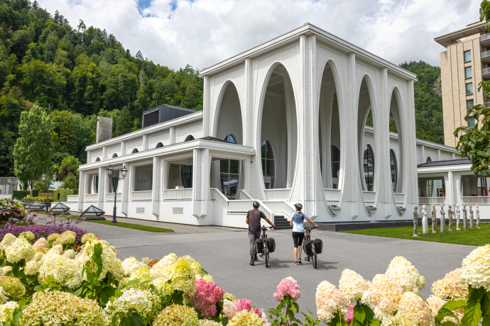 Zwei Fahrradfahrende vor der Tamina Therme Bad Ragaz (Foto: © Fabian Jansen) Zwei Fahrradfahrende vor der Tamina Therme Bad Ragaz