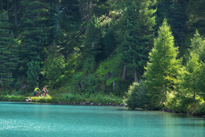 Zwei Fahrradfahrende auf dem Inn-Radweg