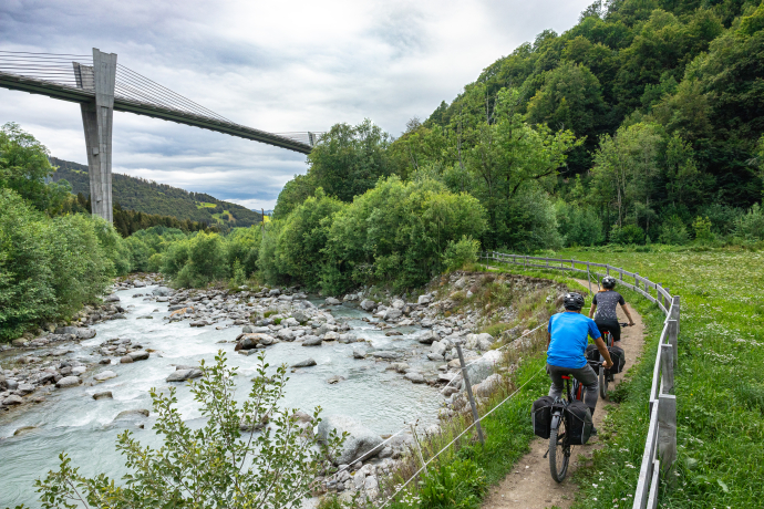 Prättigauer Route (Foto: © Fabian Jansen) Zwei Fahrradfahrende auf der Prättigauer Route