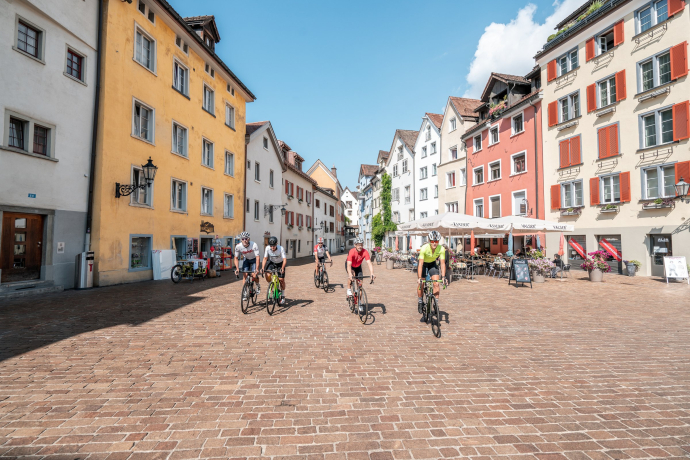 Rennradfahrer auf dem Arcasplatz in Chur
