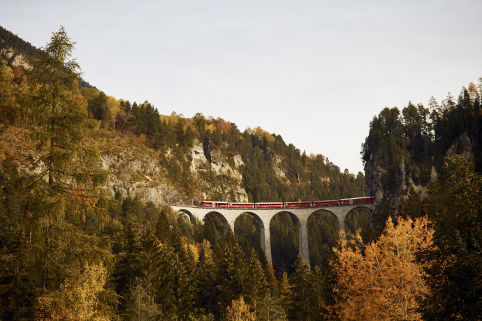 Ein Zug der Rhätischen Bahn fährt über das Landwasserviadukt