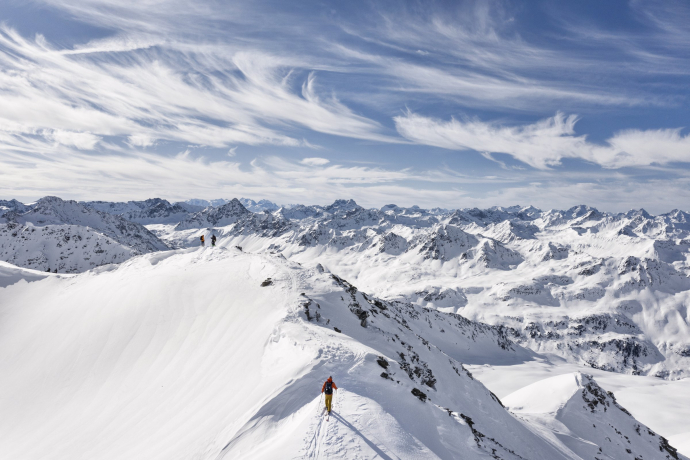 Eine Gruppe beim Aufstieg auf den Pischahorn in der Ferienregion Davos Klosters