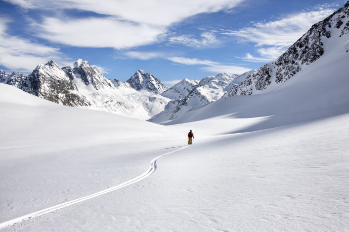 Ein Skitourengänger in der Berglandschaft beim Pischahorn
