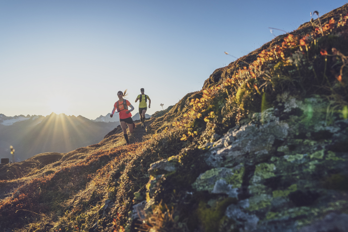 Gotschna – der Hausberg von Klosters begeistert nicht nur Einheimische (Foto: © Prättigau Tourismus / Johannes Hüchelheim) Zwei Trailrunner am Gotschna – dem Hausberg von Klosters