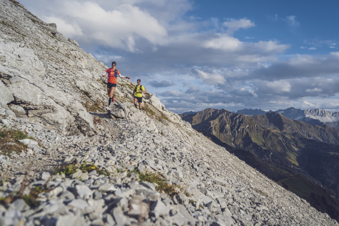 Unterwegs bei Cavelljoch im Prättigau (Foto: © Prättigau Tourismus / Johannes Hüchelheim) Zwei Trailrunner bei Cavelljoch im Prättigau