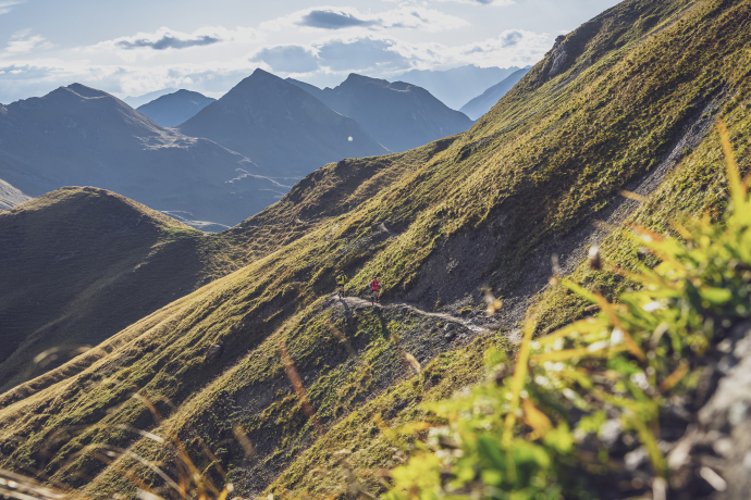 Das Prättigau lockt mit abwechslungsreichen Trails und herrlicher Fernsicht (Foto: © Prättigau Tourismus / Johannes Hüchelheim) Zwei Trailrunner auf einem Trail im Prättigau