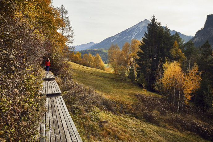 Eine Wanderin auf dem Wasserweg Ansaina