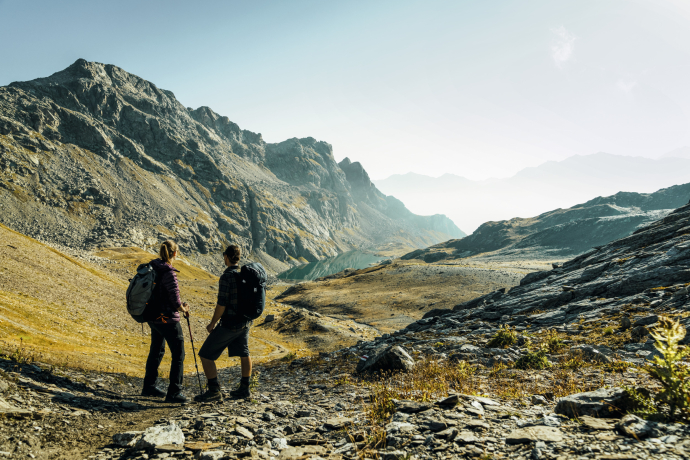 Lunghinpass mit Aussicht auf den Lunghinsee (Foto: © Schweiz Tourismus / Lorenz Richard) Zwei Wanderer blicken auf den Lunghinsee