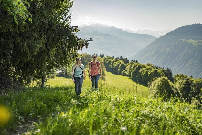 Seewis im Prättigau ist ein idealer Ausgangspunkt für Wanderungen im Frühling (Foto: © Marco Hartmann) Zwei Wanderinnen geniessen den Ausblick in Seewis