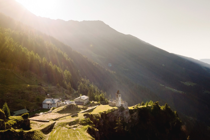 San Romerio (Foto: © Marco Hartmann, GRF) Luftbildaufnahme von San Romerio oberhalb Brusio, Teil der Via Valtellina.