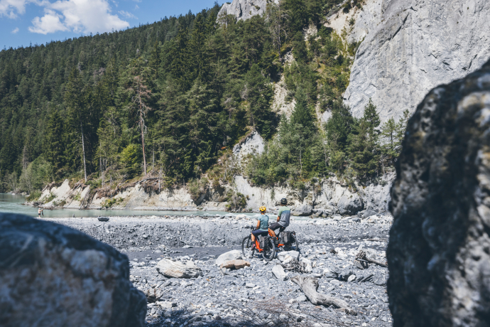 Rheinschlucht/Ruinaulta (Foto: © Sebastian Doerk) Zwei Fahrradfahrer in der Rheinschlucht dem «Grand Canyon der Schweiz»