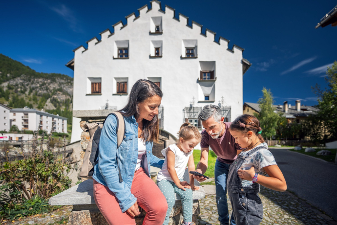 Mit dem «TrenInn» lernen Familien Engadin spielerisch kennen (Foto: © Marco Hartmann) Eine Familie auf der Engadiner Kulturlinie – dem «TrenInn»