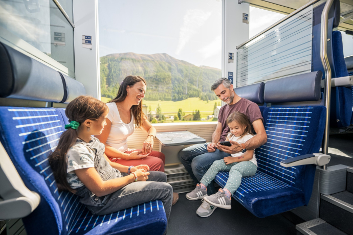 Eine Familie auf der Engadiner Kulturlinie – dem «TrenInn»