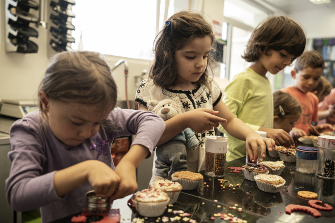 Familienresort Randolins in St. Moritz (Foto: © Schweiz Tourismus / Serge Hoeltschi) Kinder backen im Familienresort Randolins in St. Moritz