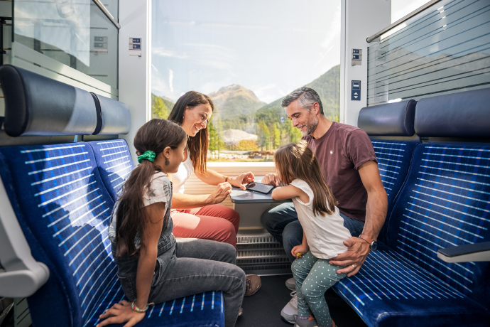 Familie im Zug am Rätseln Familie im Zug am Rätseln