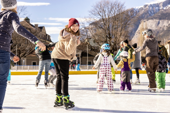 Ein Mädchen auf dem Eisfeld Quader in Chur lächelt in die Kamera