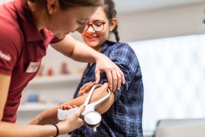 Patientin und Ärztin bei einer Sportbehandlung