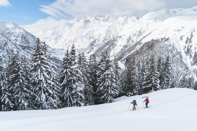 Die Ferienregion Disentis Sedrun zählt zu den Geheimtipps für Skitourengänger (Foto: © Thomas Vielgut) Zwei Skitourengänger unterwegs in der Ferienregion Disentis Sedrun