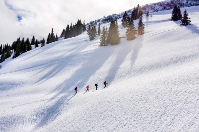 Skitourengruppe beim Aufstieg auf das Chrüz im Prättigau