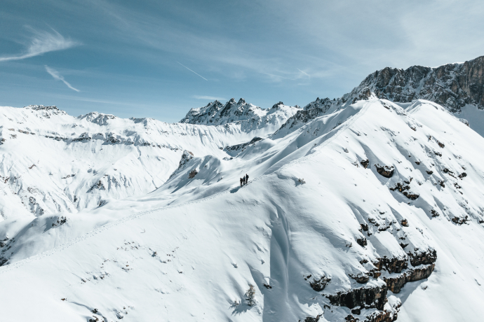Eine Gruppe geniesst die Aussicht auf einer Skitour im Prättigau