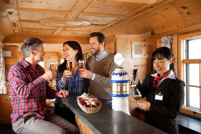 Stiva Retica im Après-Ski Wagen der Rhätischen Bahn (Foto: © Rhätische Bahn) Stiva Retica im Après-Ski Wagen der Rhätischen Bahn