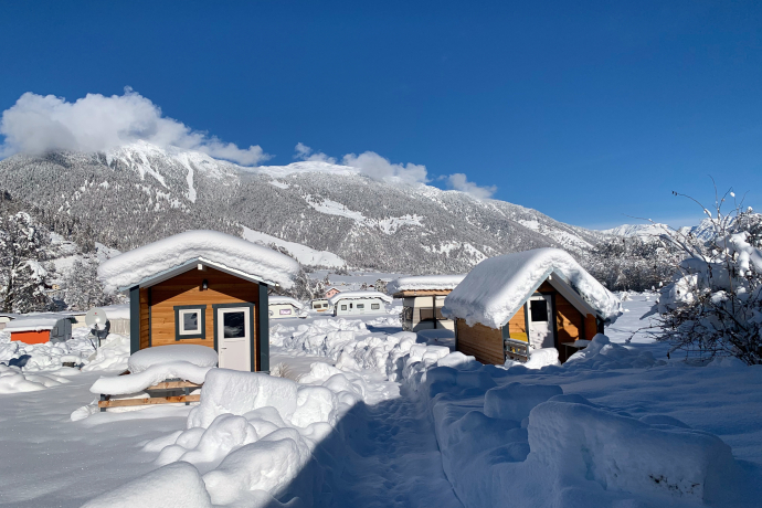 Rustikale Holzbungalows auf dem Camping Muglin im Val Müstair