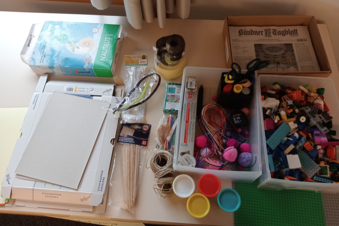 Diverse Bastelmaterialien für die Workshop-Durchführung