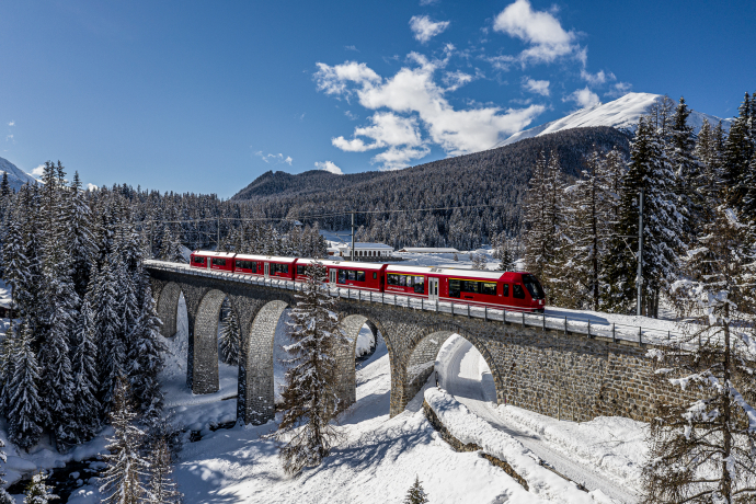 Regionalzug der RhB im Engadin