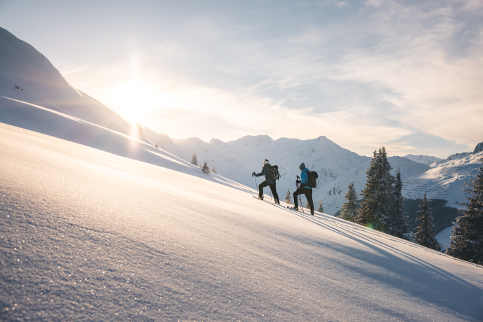 Take a deep breath, switch off, marvel: snowshoeing in the great outdoors (Photo: © Roman Huber) A couple on a snowshoe hike in Graubünden