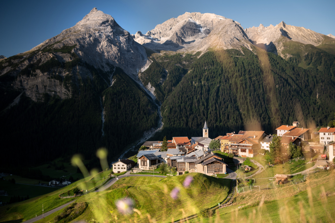 Bergdorf Latsch mit Bergkette im Hintergrund (©Marco Hartmann)