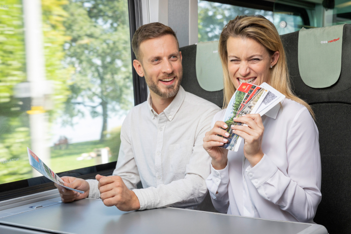 ÖBB Railjet (Foto: © Swiss Travel System AG / Daniel Ammann) Una coppia in viaggio sull'ÖBB Railjet