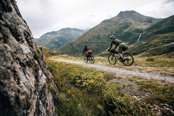Velofahrer beim Oberalppass auf der Trans Grischun