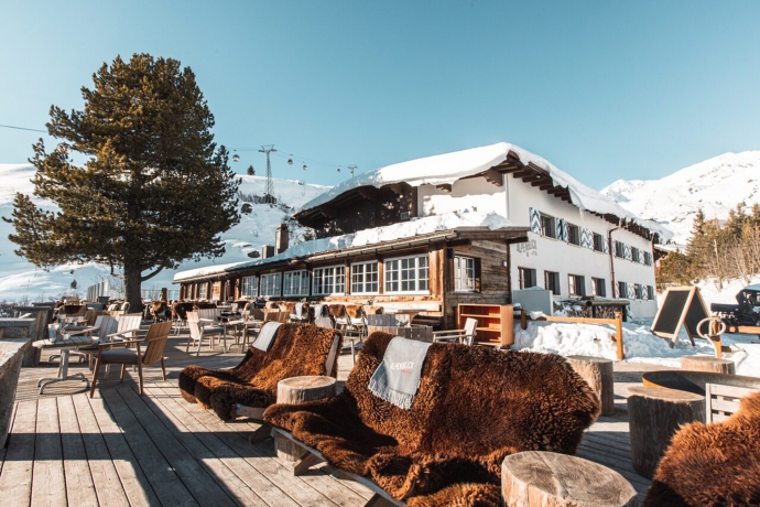 Sonnenterrasse des Bergrestaurants & Hotel Alpenblick in Arosa (Foto: © Alpenblick Arosa) Sonnenterrasse des Bergrestaurants & Hotel Alpenblick in Arosa mit gemütlichen Sitzplätzen und Blick auf die verschneiten Berge