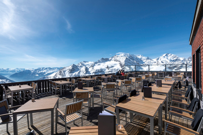 Sonnenterrasse des Bergrestaurants Lagalb (Foto: © Engadin St. Moritz Tourismus) Ausblick von der Sonnenterrasse des Bergrestaurants Lagalb